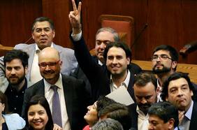 Oficialismo da vuelta resultado en estrecha votación y elige a Vlado Mirosevic (PL) para presidir la Cámara