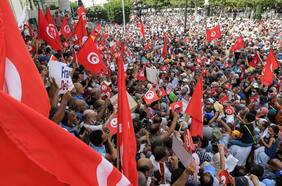 Miles de manifestantes protestan contra el autogolpe de Estado del presidente tunecino