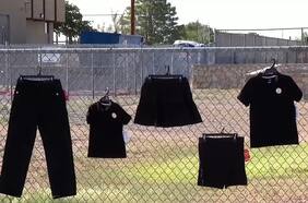 Escuela de Texas prohíbe utilizar ropa negra por motivos de salud mental