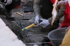 De flechas a restos de los tajamares del Mapocho: las más de 180 mil piezas arqueológicas encontradas bajo el Metro