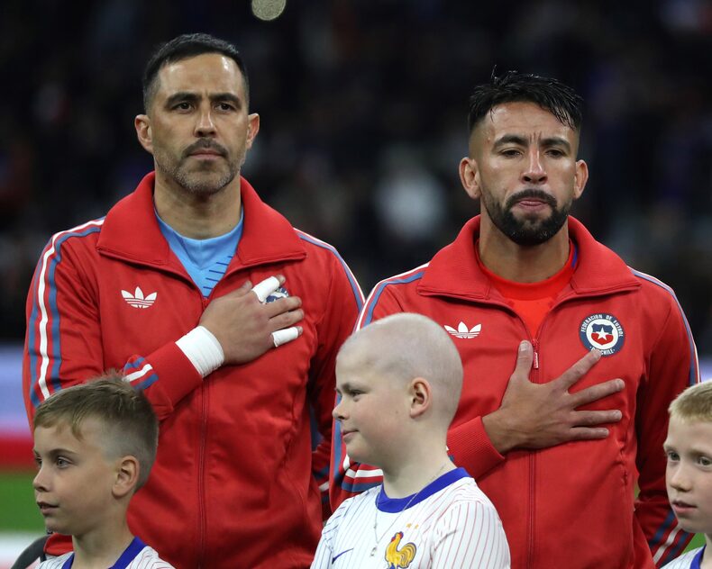 Bravo e Isla llevan toda una vida juntos en la selección chilena.