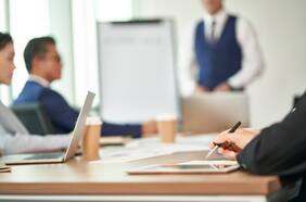 ¿Cómo las empresas chilenas remuneran a sus directorios?: Un tercio del Ipsa paga según las utilidades del año