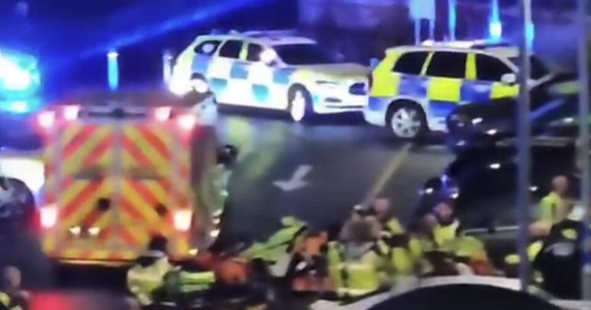 Arrestan a dos sujetos tras apuñalar a múltiples pasajeros a bordo de un tren británico con destino a Huntingdon