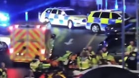 Arrestan a dos sujetos tras apuñalar a múltiples pasajeros a bordo de un tren británico con destino a Huntingdon