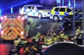 Tras detención de dos sospechosos por apuñalamiento múltiple en tren de Reino Unido, policía descarta ataque terrorista