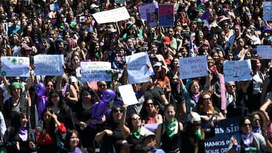 Se inicia marcha del 8M en Santiago: revisa los desvíos de tránsito programados para esta jornada