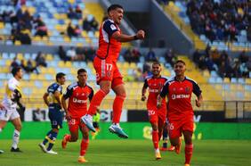 La U continúa en racha: Lucas Assadi guía la sufrida victoria frente a Everton y se encaraman en la parte alta de la tabla