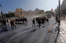 La Zona Cero se traslada al perímetro de La Moneda: Cómo lidian en Interior para contener a “cardúmenes” de manifestantes