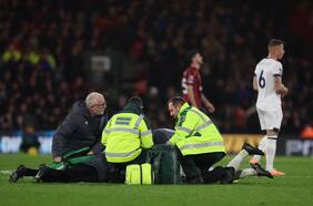 Conmoción en la Premier League: capitán del Luton se desploma en pleno duelo ante el Bournemouth y obliga a su suspensión