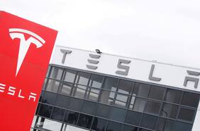 Acciones de Tesla anotan mayor caída en 8 meses tras respaldo de usuarios de Twitter a opción de que Elon Musk venda el 10%