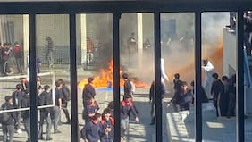 Overoles blancos protagonizan incidentes en el Liceo Lastarria: hay tres sujetos detenidos