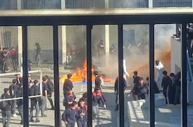 Overoles blancos protagonizan incidentes en el Liceo Lastarria: hay tres sujetos detenidos