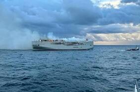 Un barco de carga se incendia con tres mil autos dentro y deja un fallecido frente a la costa holandesa