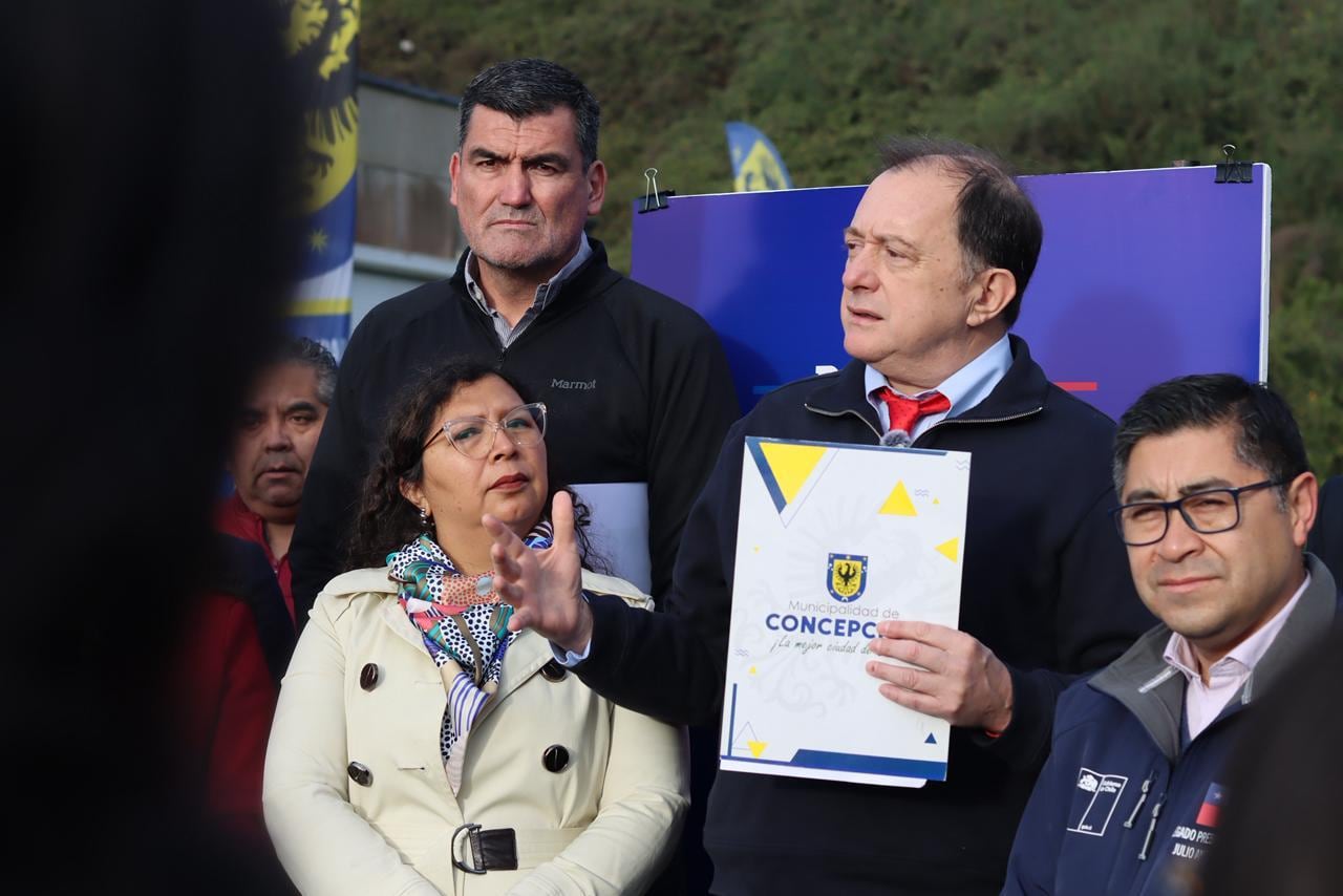 Ministro Poduje recalca que Minvu avanza según lo programado en reconstrucción de Penco