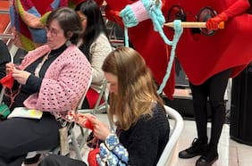 La invitación a tejedores para confeccionar “los rombos más grandes del mundo” por los 50 años del Metro