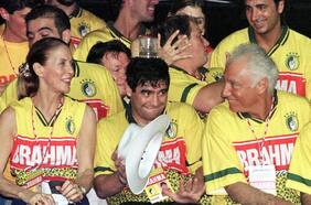 “En este momento quisiera sentirme brasileiro”: el día en que Maradona brilló junto a Edmundo en el Sambódromo de Río de Janeiro