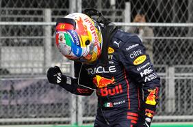 Checo Pérez logra la pole en un sábado marcado por el accidente de Schumacher y el fiasco de Hamilton