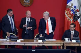 Oposición cuestiona megarreforma y pide transparentar posibles beneficios de empresas de Kast y sus ministros con rebaja de impuestos