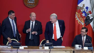 Oposición cuestiona megarreforma y pide transparentar posibles beneficios de empresas de Kast y sus ministros con rebaja de impuestos