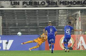 La U golea al débil Carabobo y entra de lleno en la lucha por meterse en los octavos de la Copa Libertadores
