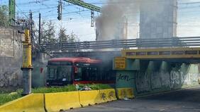Bus eléctrico del sistema RED se incendia tras quedar atrapado en paso bajo nivel en Estación Central