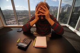 Informe alerta por el mayor ingreso de nuevos morosos en diez años y monto total de deuda vuelve a subir tras ocho caídas