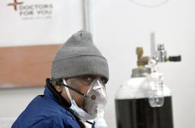 “Ómicron puede llevarte al hospital si no estás vacunado o a la UCI o la muerte”: Médicos describen las diferencias entre los síntomas de vacunados y no vacunados