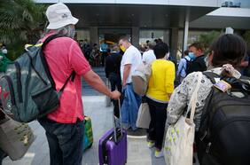Reciben con aplausos a primeros turistas alemanes al llegar a Mallorca