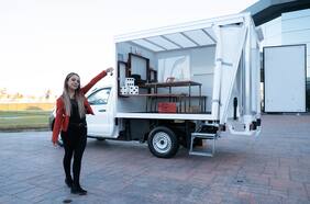 Nissan regala una camioneta ‘0 km’ a profesora que impartía clases a domicilio durante la pandemia