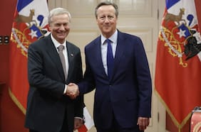 Presidente Kast se reúne con el ex primer ministro británico David Cameron en La Moneda