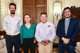 Los acercamientos de Claudio Orrego al Frente Amplio en medio de dudas del sector sobre apoyar su reelección