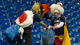 Una sana costumbre en el Mundial: japoneses se llenan de elogios por limpiar el estadio tras el debut ante Países Bajos