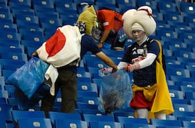Una sana costumbre en el Mundial: japoneses se llenan de elogios por limpiar el estadio tras el debut ante Países Bajos