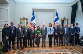 Las razones de La Moneda para no incluir al FA y al PC en su comisión para la nueva arquitectura del Estado
