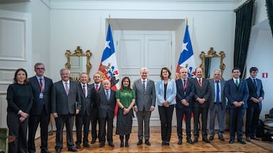 Las razones de La Moneda para no incluir al FA y al PC en su comisión para la nueva arquitectura del Estado