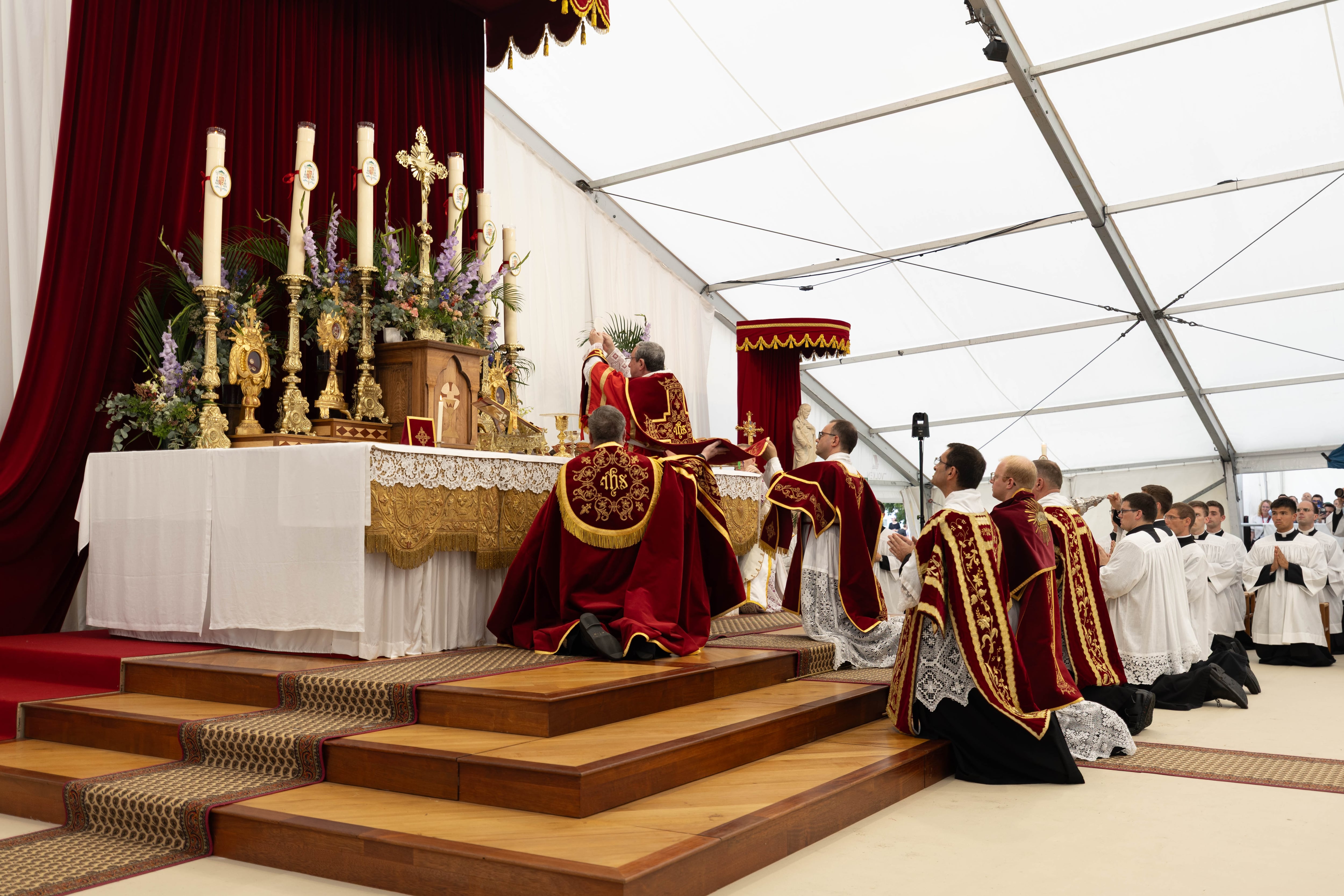 Vaticano excomulga a obispos y sacerdotes cismáticos y advierte a sus seguidores