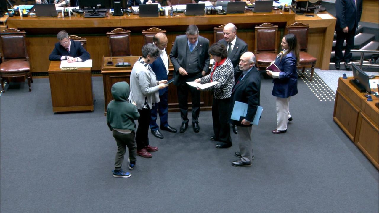 Siguen las negociaciones de papel por megarreforma: oposición entrega nueva carta a Quiroz y Alvarado tras derrota