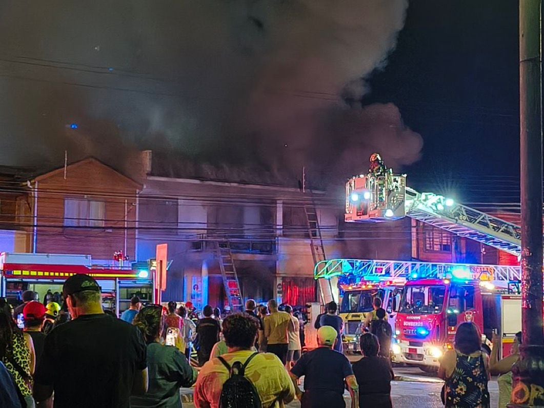 Incendio afecta a secretarías regionales en Valdivia: Fiscalía investiga posible origen doloso