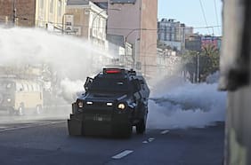 Carro lanza gases de Carabineros golpea a joven en medio de incidentes frente al Liceo Barros Borgoño