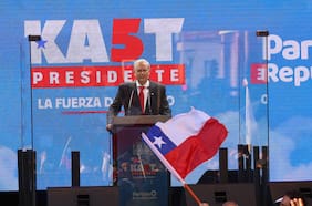 Kast vuelve a usar podio antibalas en acto en Concepción y atribuye las críticas a la “izquierda ideológica”
