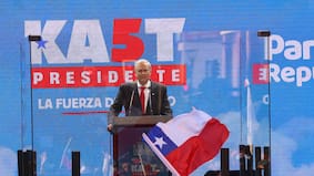 Kast vuelve a usar podio antibalas en acto en Concepción y atribuye las críticas a la “izquierda ideológica”