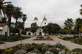 Iglesia Los Dominicos recupera puertas y veletas luego del temporal de 2025 y rayado de grafitis