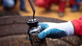 El precio del petróleo ignora la liberación de reservas y sube en medio de renovadas tensiones en el Medio Oriente