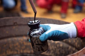 El precio del petróleo ignora la liberación de reservas y sube en medio de renovadas tensiones en el Medio Oriente