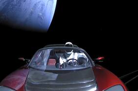 A dos años de su lanzamiento, el Tesla de Elon Musk y su conductor “Starman” sobrepasan la órbita de Marte