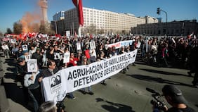 Figuras políticas de oposición y agrupaciones de DDHH encabezan romería por los 53 años del golpe de Estado
