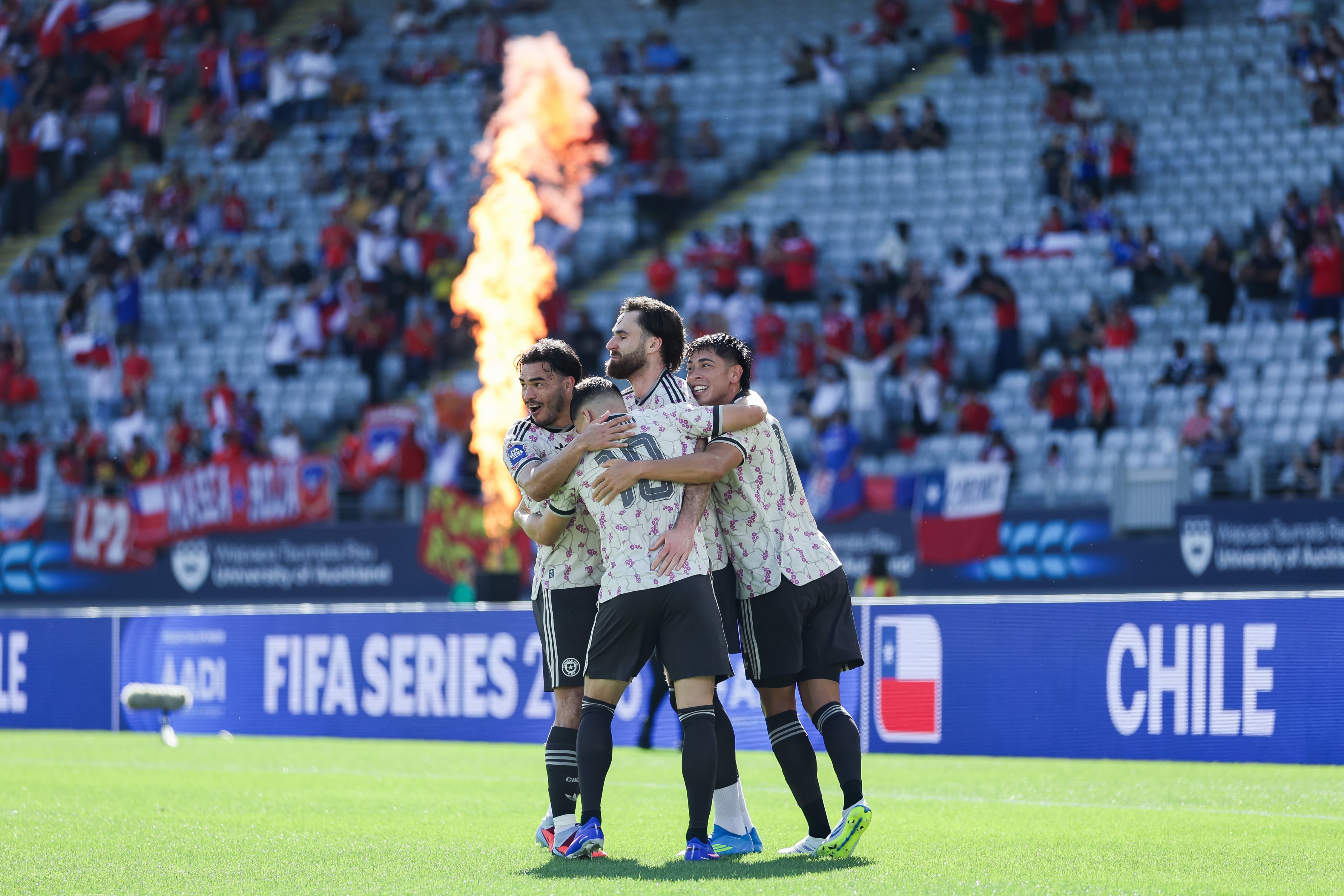 Supera a Adidas, Reebok y otras cuatro empresas: la Roja sorprende y acuerda millonario contrato con Marathon hasta 2030