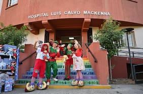 Con el show de un mago y la visita de Duendes Mágicos: niños del Calvo Mackenna reciben regalos de Navidad