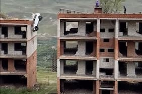 La historia del ruso que intentó cruzar volando un edificio en un Lada y se fue al suelo