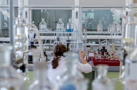 Estudio detecta una de las razones más poderosas de por qué hay tan pocas científicas, ingenieras o matemáticas